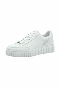 Sneaker bianco in pelle con suola spessa e rigata, punta tonda e lacci piatti. Presenta un logo in rilievo sul lato e una texture liscia.