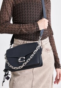 Ei valittu, midnight navy