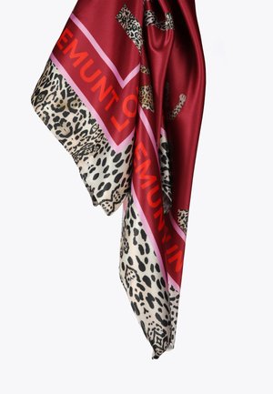 Bufanda de satén rojo con estampado de leopardo y texto en rojo intenso. Presenta un diseño diagonal con acentos en rosa y una textura suave y lisa.