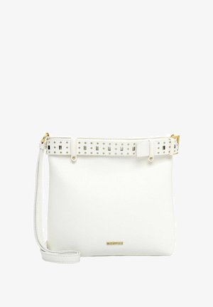 Balta ādas rokassoma ar perforētu siksnu, zelta metāla detaļām un gludu tekstūru. Aprīkota ar noņemamu siksnu, lai nodrošinātu daudzveidību.