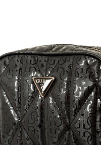 Borsa a tracolla nera trapuntata realizzata in materiale testurizzato, con superficie lucida, piastra logo triangolare e motivo goffrato sottile.