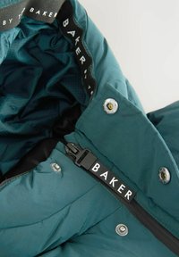 Zelena puffer jakna s teksturirano podlogo, zapenjanjem in trakom za zavezo z blagovno znamko "BAKER". Gladek material z mat površino.
