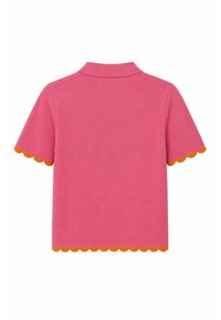 Polo rose à manches courtes avec bords festonnés orange aux manches et à l'ourlet, vu de dos.