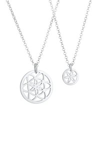 Collane d'argento con pendenti circolari. Il pendente più grande presenta un design a intaglio floreale; il pendente più piccolo ha un motivo floreale più semplice.
