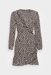 Sukienka z długim rękawem w czarno-beżowy wzór lamparta, z falbaniastym dekoltem w kształcie litery V oraz falbaniastym dołem na białym tle.