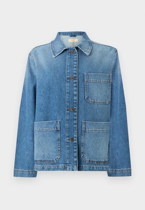 Blå denimjakke med krave, knaplukning foran og tre påsatte lommer – to ved taljen og en på brystet.