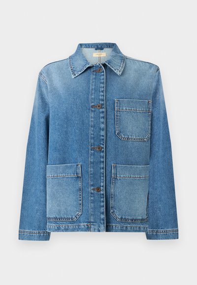 Μπλε τζιν μπουφάν με γιακά, μπροστινό κούμπωμα με κουμπιά και τρεις τσέπες – δύο στη μέση και μία στο στήθος.