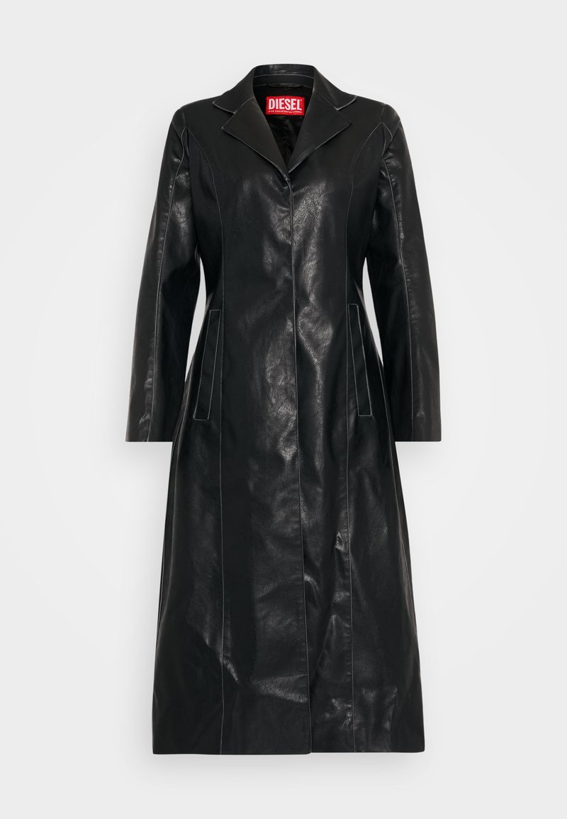 Abrigo de cuero negro con corte largo y recto, cuello con muescas y costuras visibles. Cuenta con bolsillos laterales y una etiqueta de marca roja llamativa en el interior.