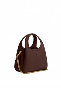 Petit sac à main en cuir marron avec des poignées arrondies et une bandoulière chaîne dorée, présenté sur un fond blanc uni.