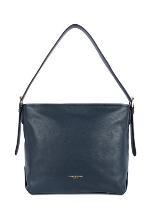 Sac à bandoulière en cuir bleu marine avec une texture lisse, détail du logo doré et une seule sangle réglable. Forme cubique avec des bords arrondis.