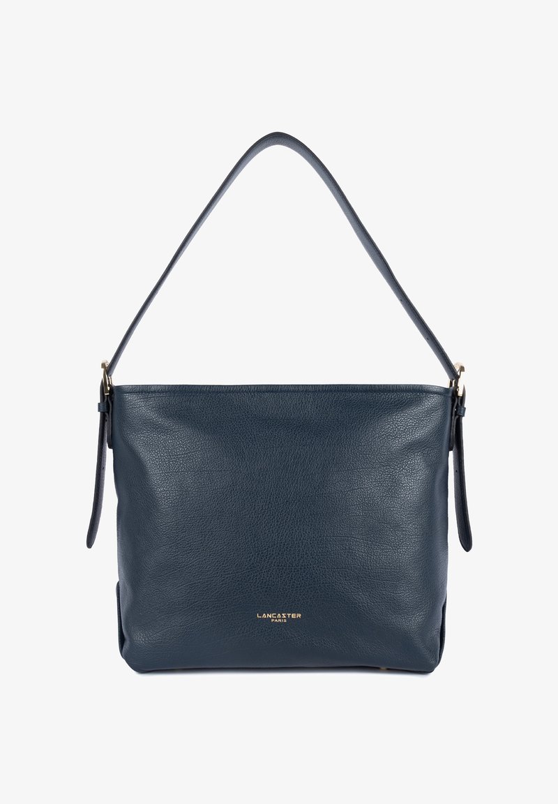 Borsa a spalla in pelle blu navy con una texture liscia, dettaglio del logo dorato e una singola tracolla regolabile. Forma cubica con angoli arrotondati.