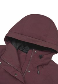 Chaqueta burdeos con cierre de cremallera en la parte delantera, capucha, botones a presión y un cordón ajustable. Presenta un tejido texturizado y un forro interior negro.