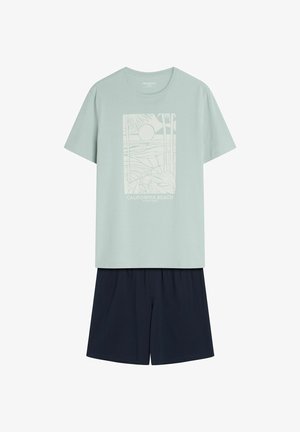 Hellgrünes T-Shirt mit "California Beach"-Motiv und dunkelblaue Shorts, legere Sommerkleidung.