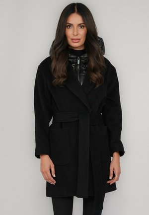 - Klasyczny płaszcz