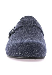 Zoccoli in feltro di lana grigio scuro con punta arrotondata, dotati di un dettaglio con una singola fibbia nera e una suola nera resistente.