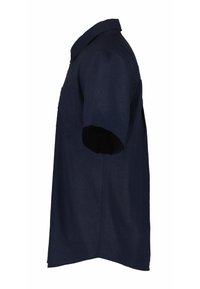 Chemise courte en lin bleu marine. Dotée d'un col classique, d'une poche poitrine et d'un ourlet droit avec une coupe décontractée.