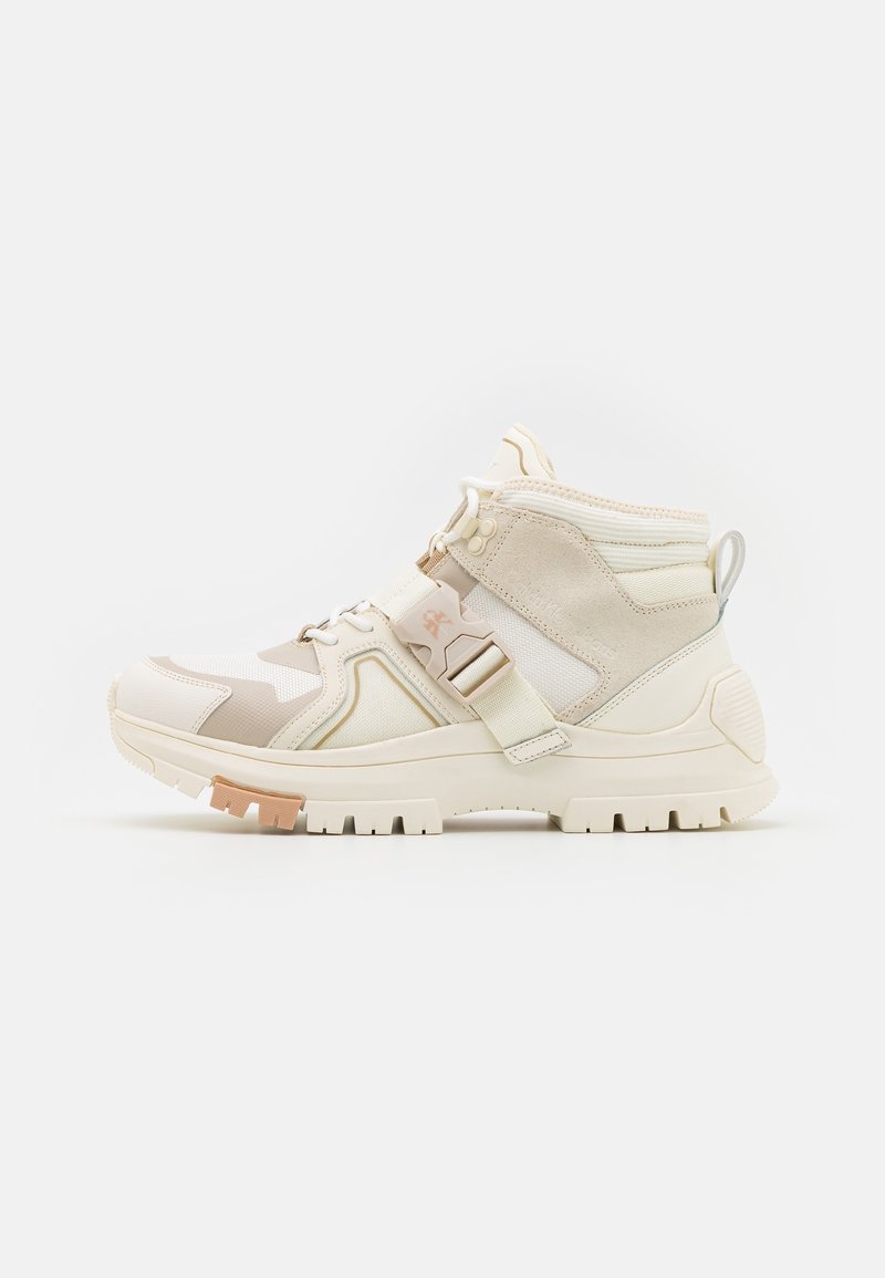 Beige und cremefarbene High-Top-Sneaker aus Nylon und Wildleder mit verstellbarem Riemen, klobiger Gummisohle und camouflierenden Designelementen.