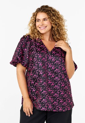 Sort bluse med blomster, der har pink og lilla blomstermuster, korte pufærmer og V-halsudskæring, lavet af et glat og blankt stof.