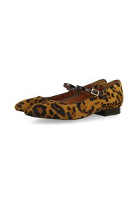Zapatos planos de estampado de leopardo con punta afilada, correa negra con hebilla, tacón bajo y de bloque, y tela de textura suave.