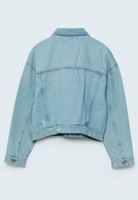 Giacca cropped in denim azzurro chiaro con maniche lunghe, polsini con bottoni e lievi segni di usura sulla schiena e sulle maniche.
