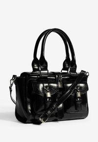 Melnas lakotas ādas rokassomu ar divām augšējām rokturiem, regulējamu plecu siksnu un divām priekšējām kabatām ar sudraba atslēgu akcentiem.