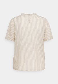 Ljusbeige kortärmad topp med vertikala vita ränder, volangkrage och knappstängning bak. Mjuk, texturerad fabric.