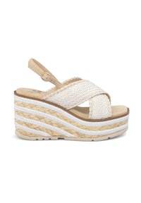 Sandalo a zeppa con una tomaia in tessuto intrecciato color crema, fascette incrociate e una piattaforma simile al sughero con dettagli intrecciati bianchi e marrone alternati.
