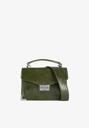 Groene leren handtas met een gestructureerde afwerking, zilverkleurige hardware, een handvat bovenop en een afneembare riem. Voorzien van een klep aan de voorkant en een sluiting met een haak.
