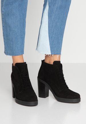 Højhælede støvletter - black