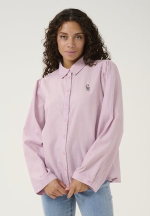 Helles, rosa gestreiftes Shirt mit langen, puffigen Ärmeln, einem spitzen Kragen und einem kleinen gestickten Logo auf der linken Brust. Knopfverschluss vorne.