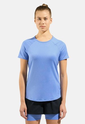 T-shirt de sport bleu clair à manches courtes et col rond, fabriqué à partir d'un matériau synthétique lisse, associé à un short noir.