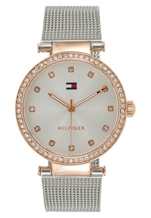 Rund sølv- og rosaguldkolesterolur med krystal-timeindikatorer, bezel med krystaller, mesh-strop og Tommy Hilfiger-logo på urskiven.