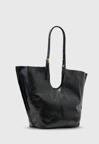 Borsa tote in pelle nera con una sola tracolla regolabile, caratterizzata da dettagli in metallo dorato, esposta su uno sfondo grigio chiaro.