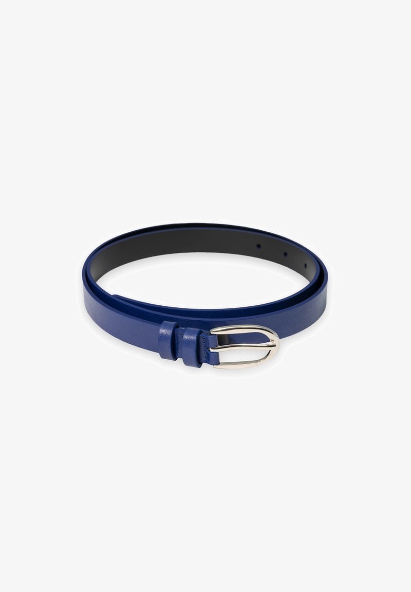 Niebieski skórzany pasek o gładkim wykończeniu, z metalową klamrą w kolorze srebrnym i pięcioma otworami do regulacji rozmiaru. Smukły design z minimalną ilością elementów.