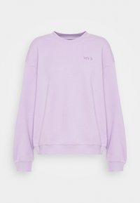 Sudadera de color púrpura claro hecha de tejido suave, con cuello redondo y hombros caídos. Pequeño texto "let’s b" bordado en el frente.