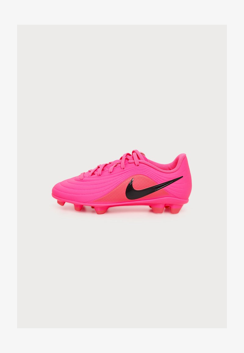 Φούξια ποδοσφαιρικό παπούτσι Nike με μαύρο λογότυπο swoosh, κορδόνια και καλουπωμένες τάπες, εμφανίζεται σε προφίλ σε λευκό φόντο.