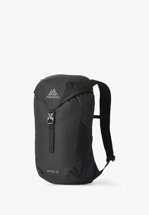Schwarzer Gregory Nano 16 Rucksack mit gepolsterten Schulterriemen, Deckelklappe oben und vorderer Schnallenverschluss, stehend auf weißem Hintergrund dargestellt.