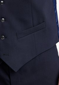 Granatowa kamizelka o eleganckim fasonie, gładkiej teksturze, sześciu czarnych guzikach i dyskretnym przednim kieszeni.