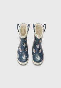 Bottes de pluie en caoutchouc bleu avec un motif animalier pour enfants, doublées d'une douce polaire beige et équipées de poignées latérales pour un enfilage facile.
