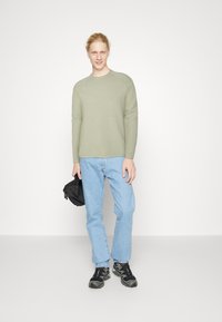 Jack & Jones JJEHILL CREW NECK  - Trui - desert sage