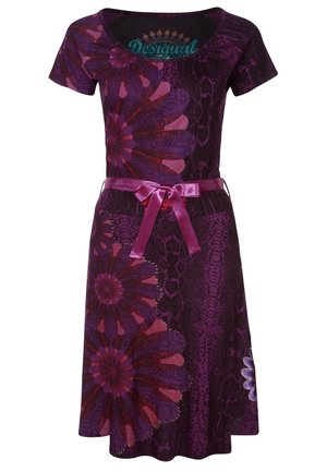 Vestido morado de manga corta con grandes patrones florales, un diseño texturizado y un lazo morado brillante atado en la cintura.