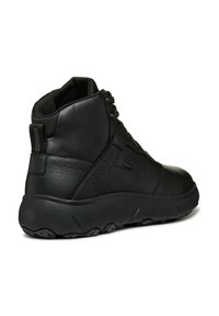 Scarpa alta in pelle nera con superficie texturizzata, suola in gomma e lacci frontali. Presenta un colletto imbottito e un branding discreto.