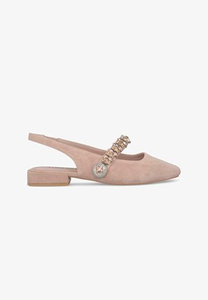 Chaussure slingback en suède rose tendre avec un bout pointu, un talon plat et un détail de strap bijou sur le cou-de-pied. Texture lisse, design épuré.