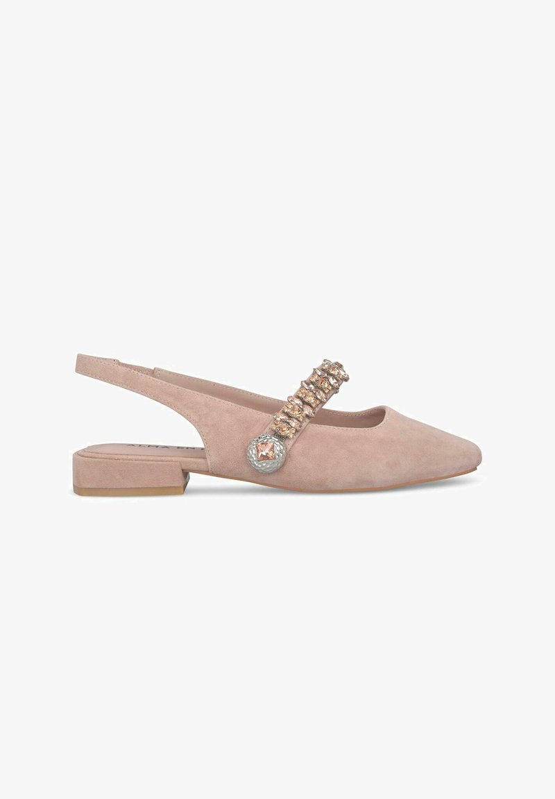 Scarpa slingback in suede rosa pallido con punta affusolata, tacco flat e dettaglio di strass sulla parte superiore del piede. Texture liscia, design sobrio.