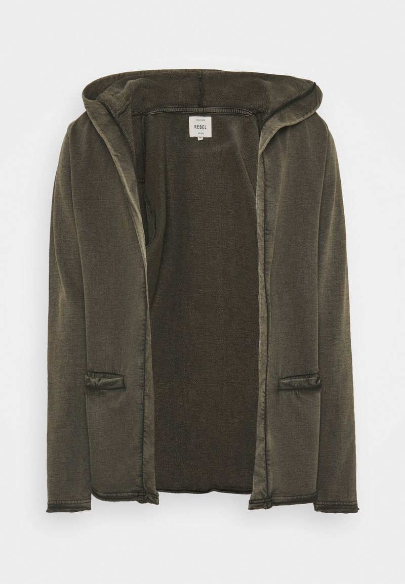 Mörk olivgrön jacka med huva, mjuk textur, öppen framsida utan knäppningar och två sidofickor med subtila detaljer.