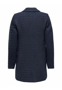 Palton de lungime medie, de culoare albastru marin, cu un textura în herringbone, guler cu colțuri și buzunare laterale. Vedere din spate care evidențiază designul croit.