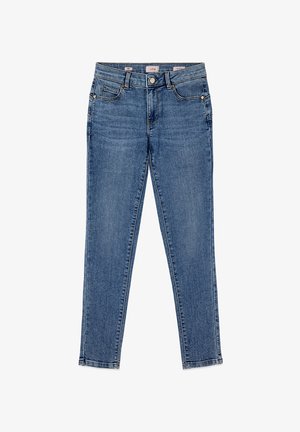Blauwe skinny jeans met voorzakken, riemlussen, knoopsluiting en subtiele vervaging, plat gelegd op een witte achtergrond.