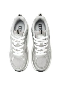 Zapatillas deportivas grises con materiales de malla y sintéticos, cordones blancos y detalles negros en la suela y el talón. Presentan un collar y una lengua acolchados.