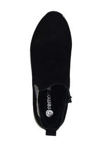 Chaussure cheville en suède noir avec un bout rond, des panneaux latéraux élastiques et une languette à l'arrière ; dotée d'une doublure intérieure à motifs.