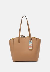 Tan læder tote taske med en glat overflade, dobbelte håndtag, en snøre lukning og et multicolor mærke hæftet foran.